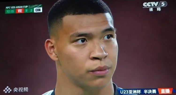 中国足彩网比分直播-今日趣图：你还真别说🤓把王钰栋头发遮住，真变成姆巴佩了