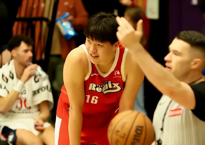 中国足彩网比分直播-杨瀚森下放后状态起伏 混音队122-129不敌南湾湖人遭遇3连败|南湾湖人队|发展联盟|史密斯|库克|波特兰开拓者队_新浪体育_新浪新闻