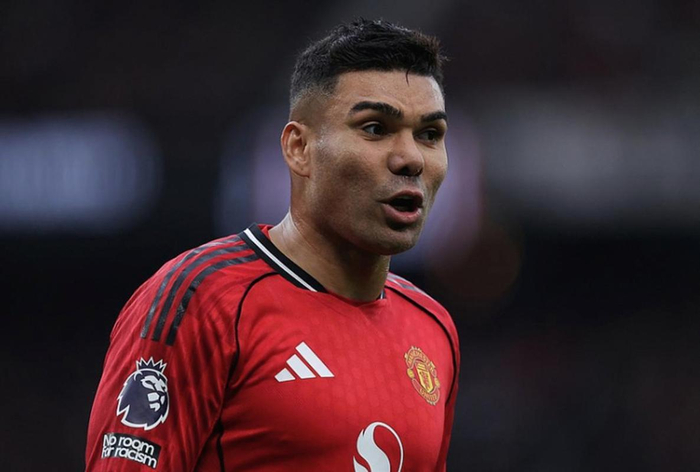 中国足彩网比分直播-泪目名场面!卡塞米罗妻子被球迷挽留哭红眼,温情告别曼联|皇家马德里|梅努|离队|赛季|合同_新浪体育_新浪新闻