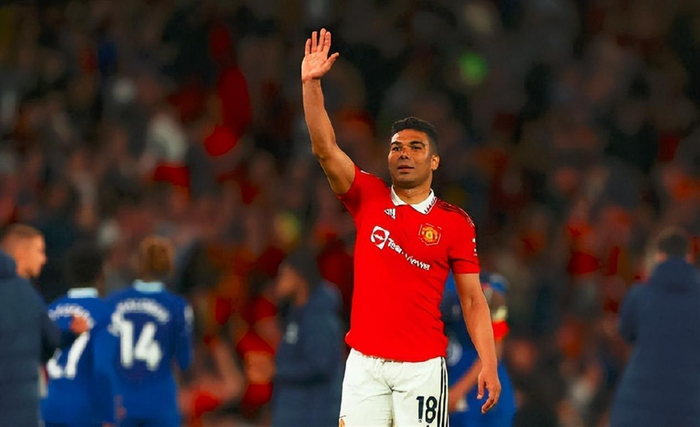 中国足彩网比分直播-泪目名场面!卡塞米罗妻子被球迷挽留哭红眼,温情告别曼联|皇家马德里|梅努|离队|赛季|合同_新浪体育_新浪新闻